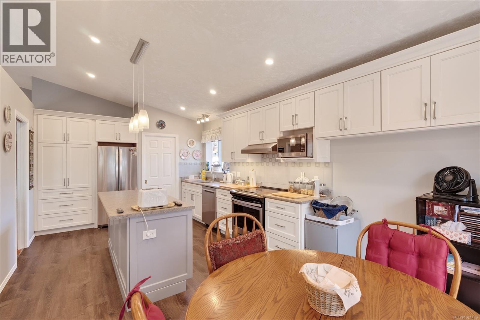 22 901 Kentwood Lane, Saanich
