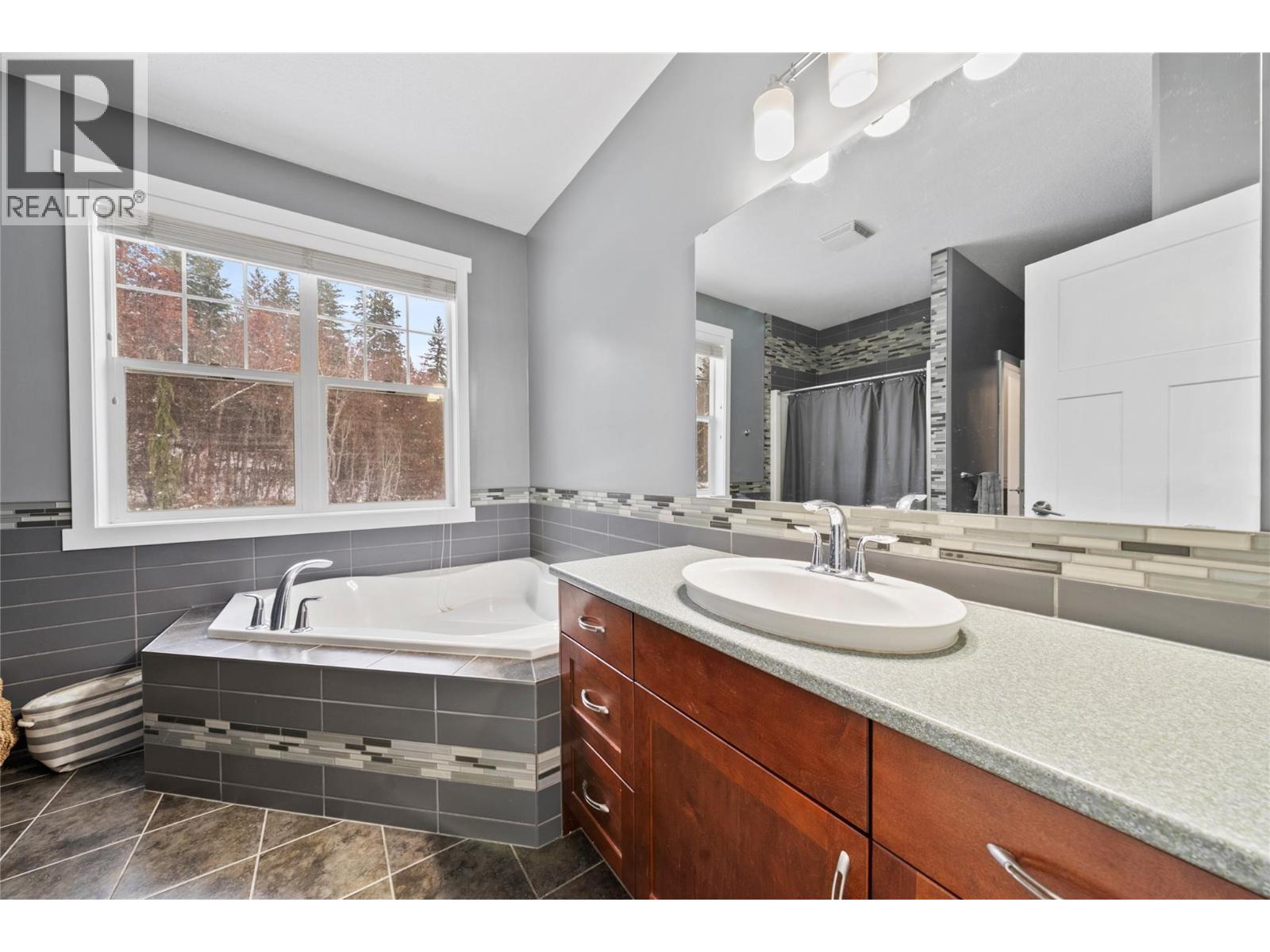 3751 65 Avenue NW, Salmon Arm