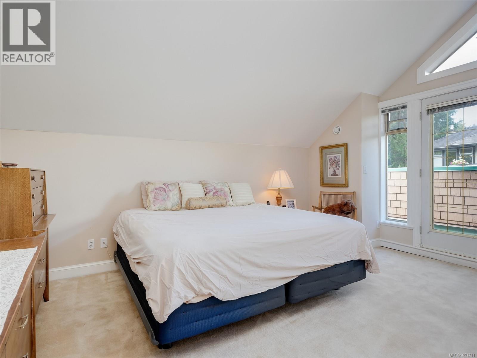 1 2573 Kilgary Pl, Saanich