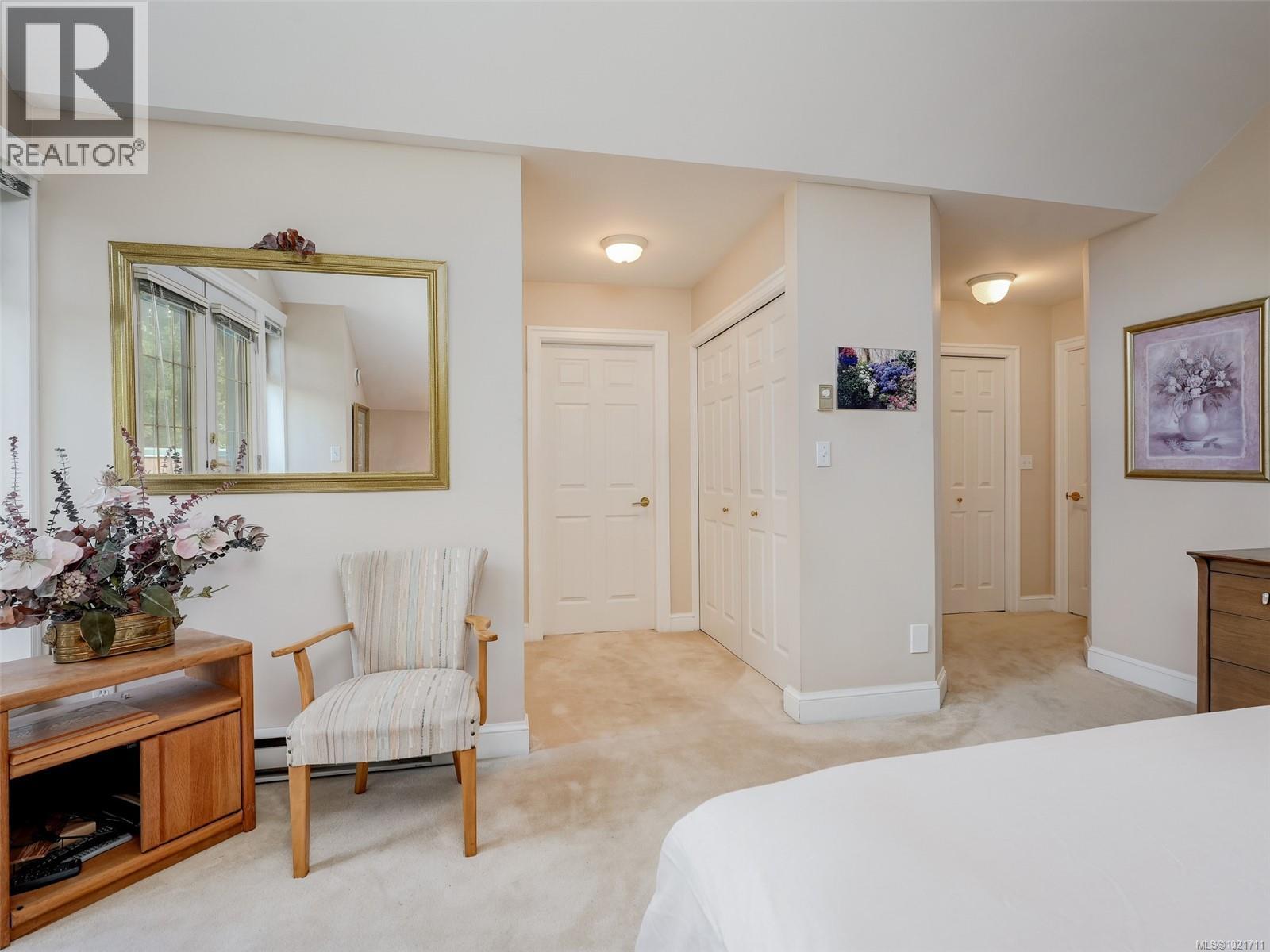 1 2573 Kilgary Pl, Saanich