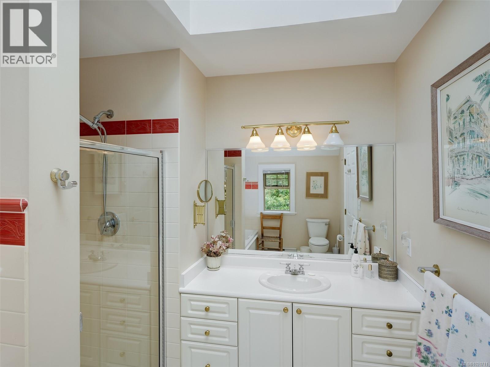 1 2573 Kilgary Pl, Saanich