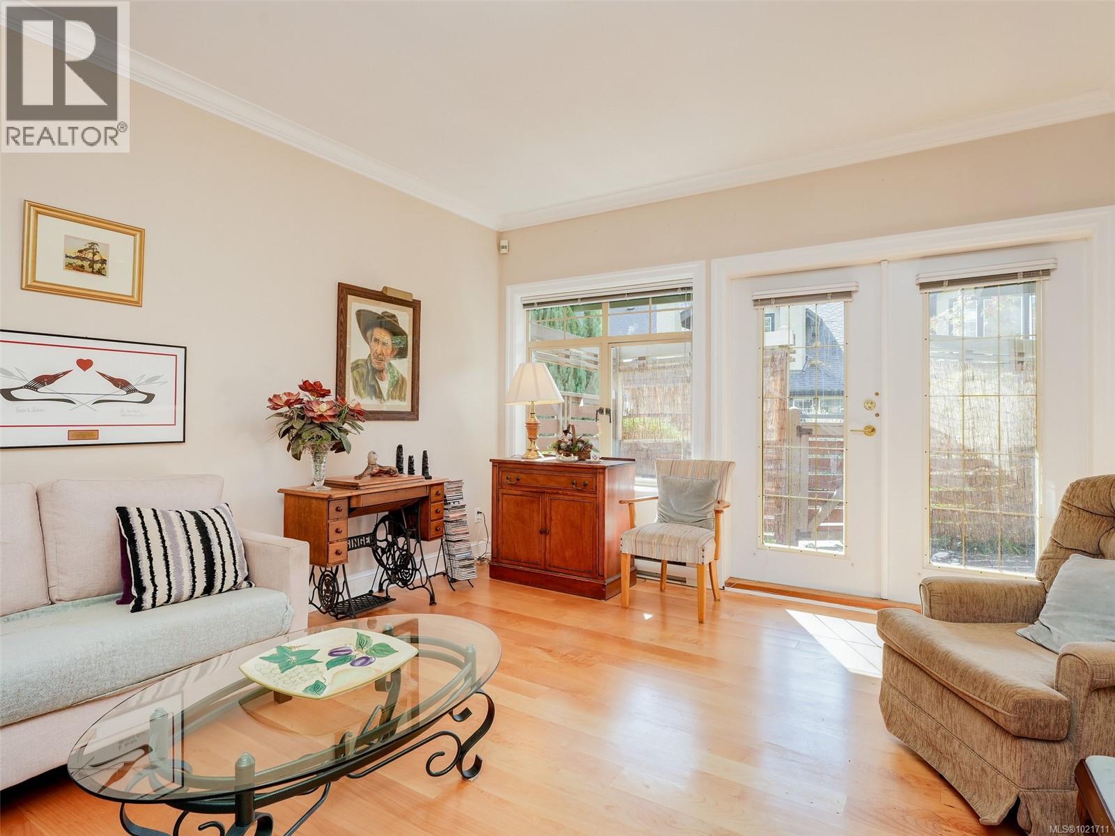 1 2573 Kilgary Pl, Saanich