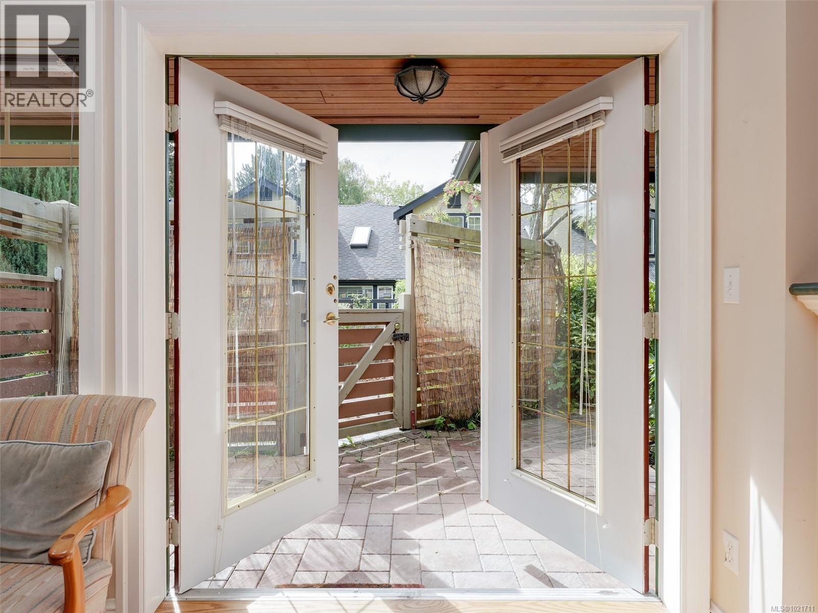 1 2573 Kilgary Pl, Saanich