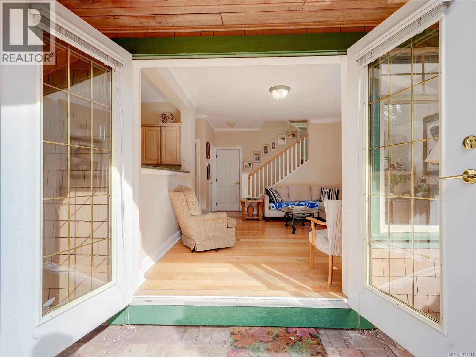 1 2573 Kilgary Pl, Saanich