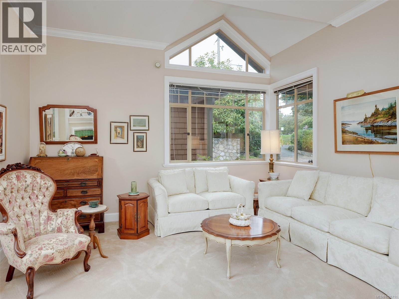 1 2573 Kilgary Pl, Saanich