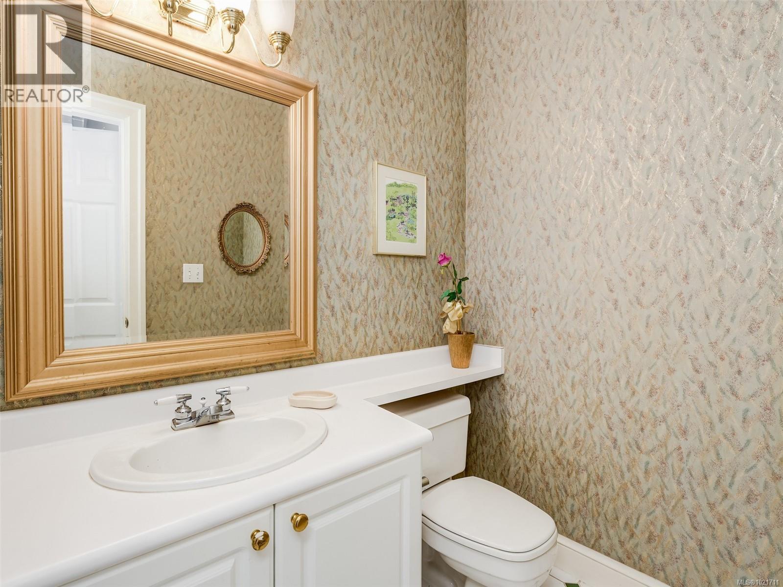 1 2573 Kilgary Pl, Saanich