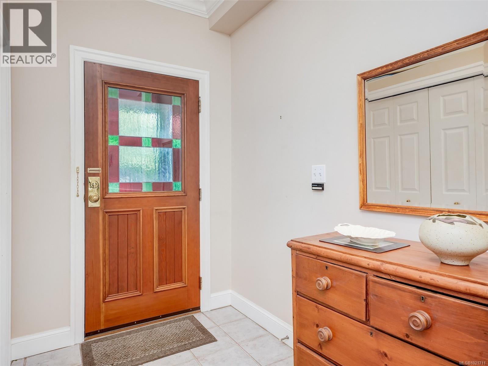 1 2573 Kilgary Pl, Saanich