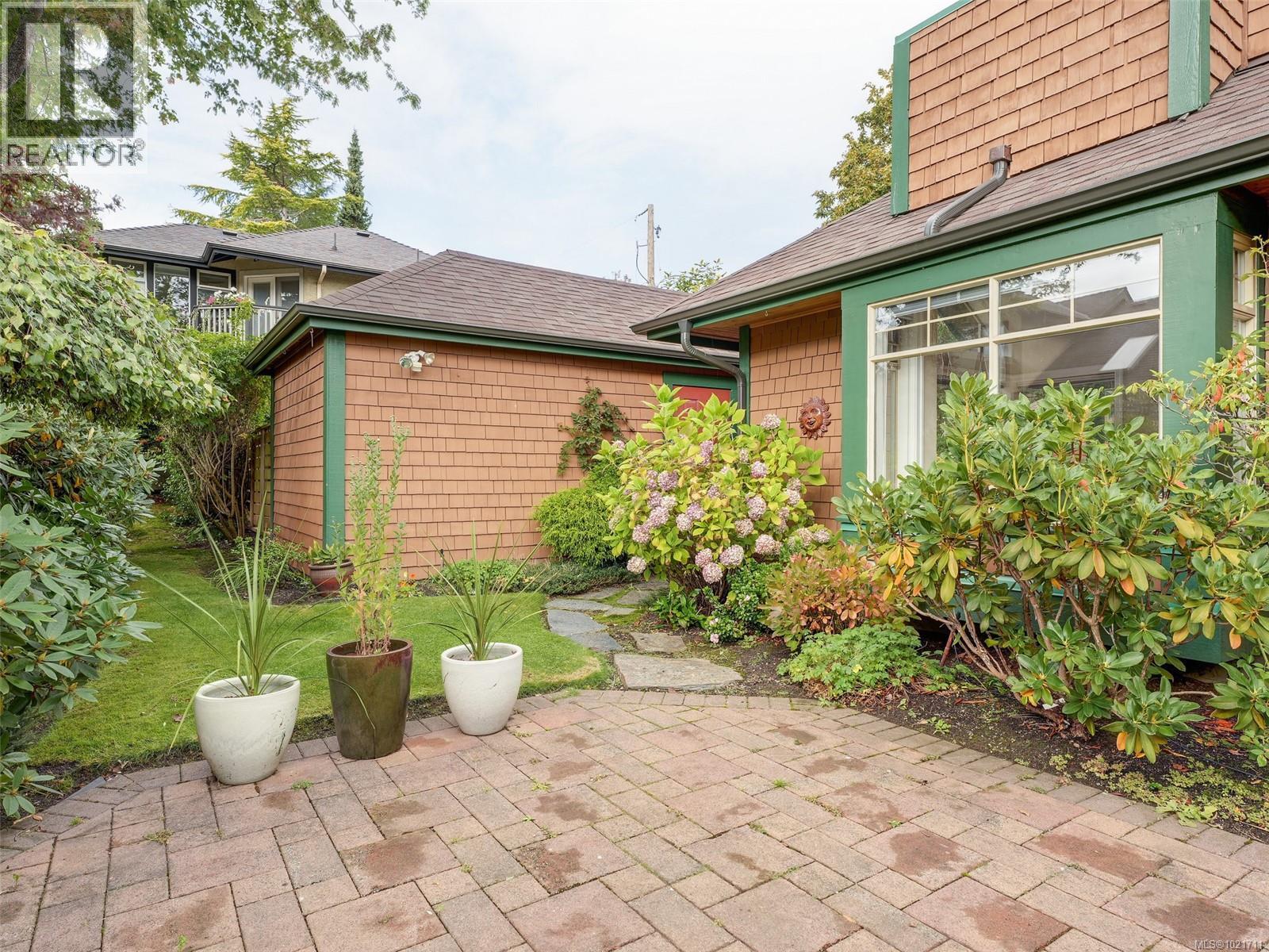 1 2573 Kilgary Pl, Saanich