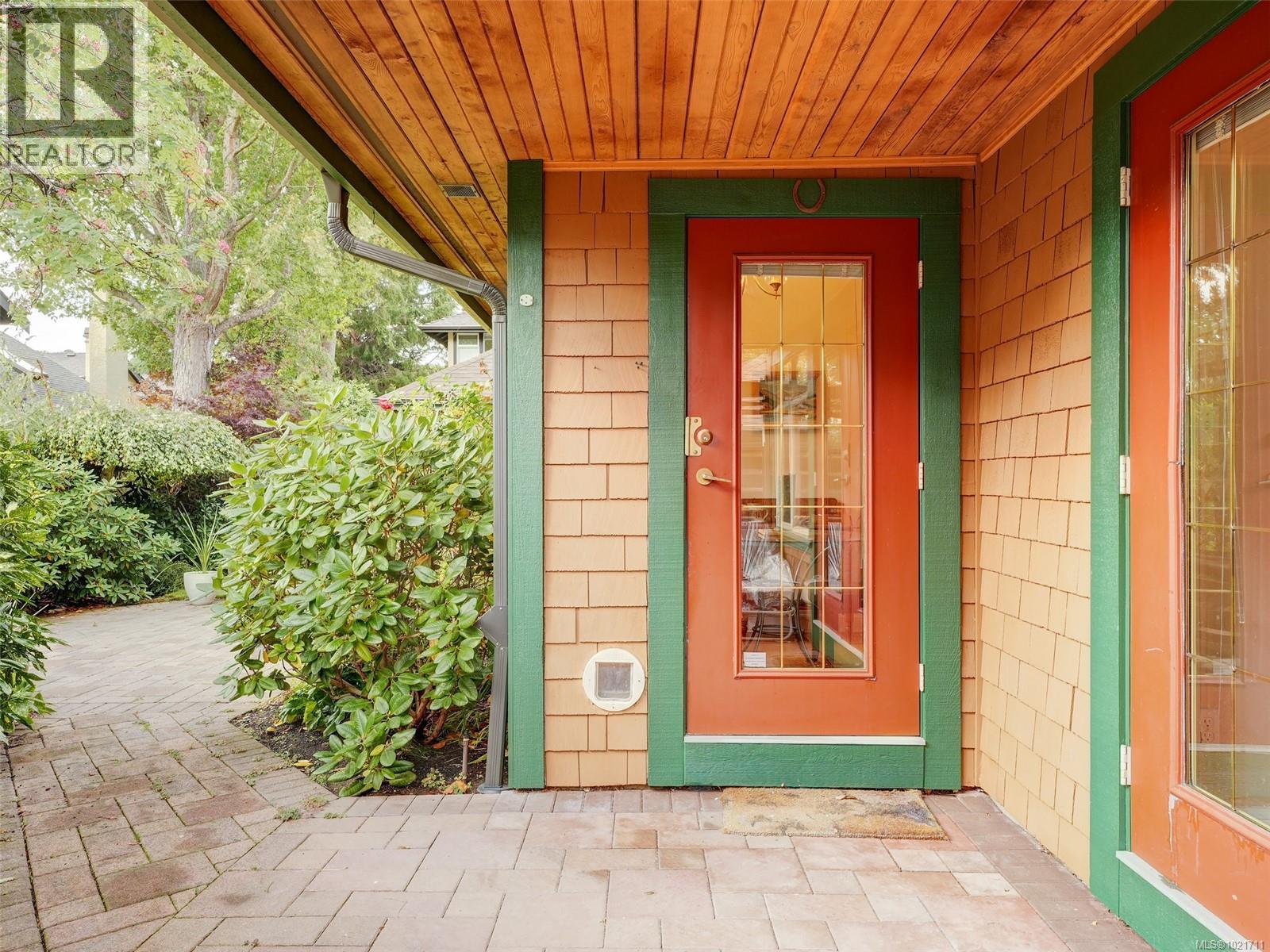 1 2573 Kilgary Pl, Saanich