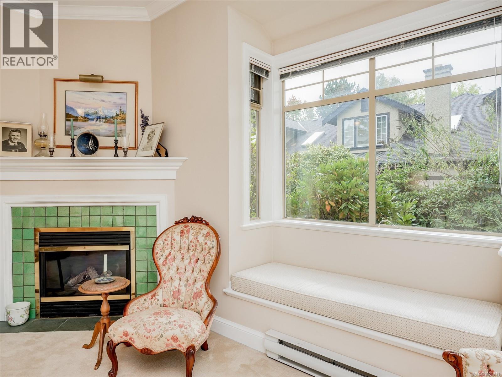 1 2573 Kilgary Pl, Saanich