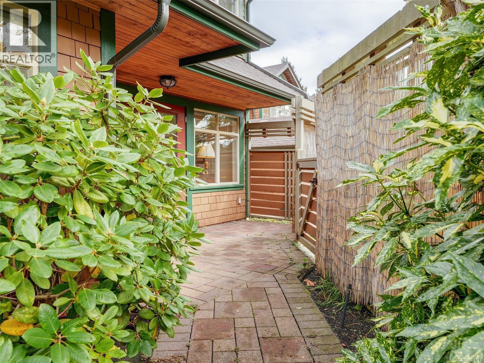 1 2573 Kilgary Pl, Saanich