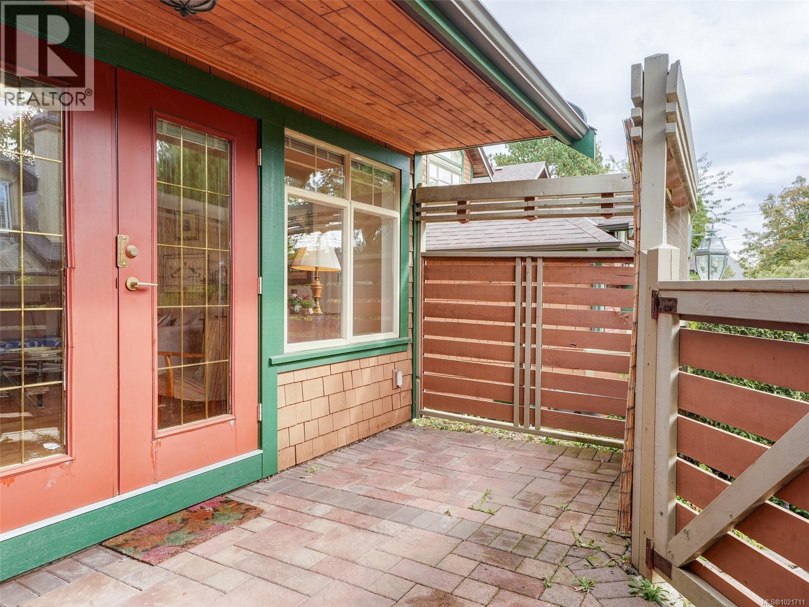 1 2573 Kilgary Pl, Saanich