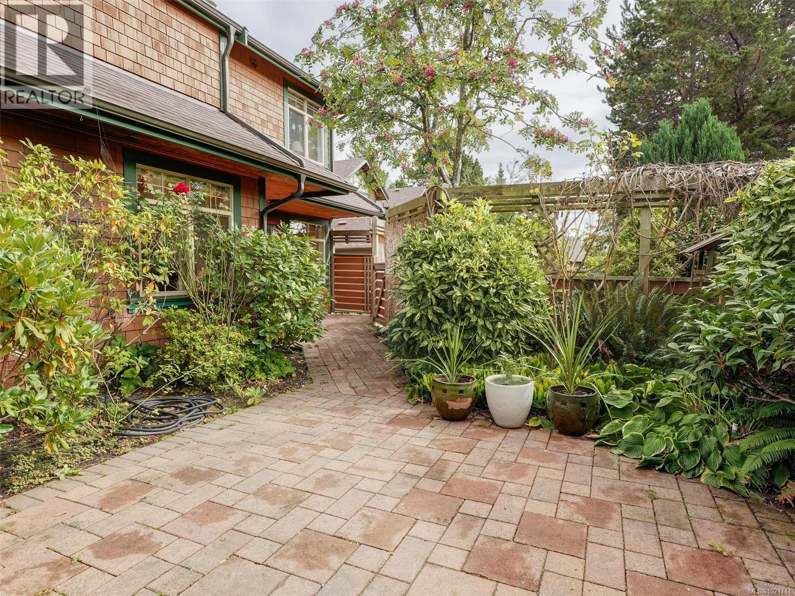 1 2573 Kilgary Pl, Saanich