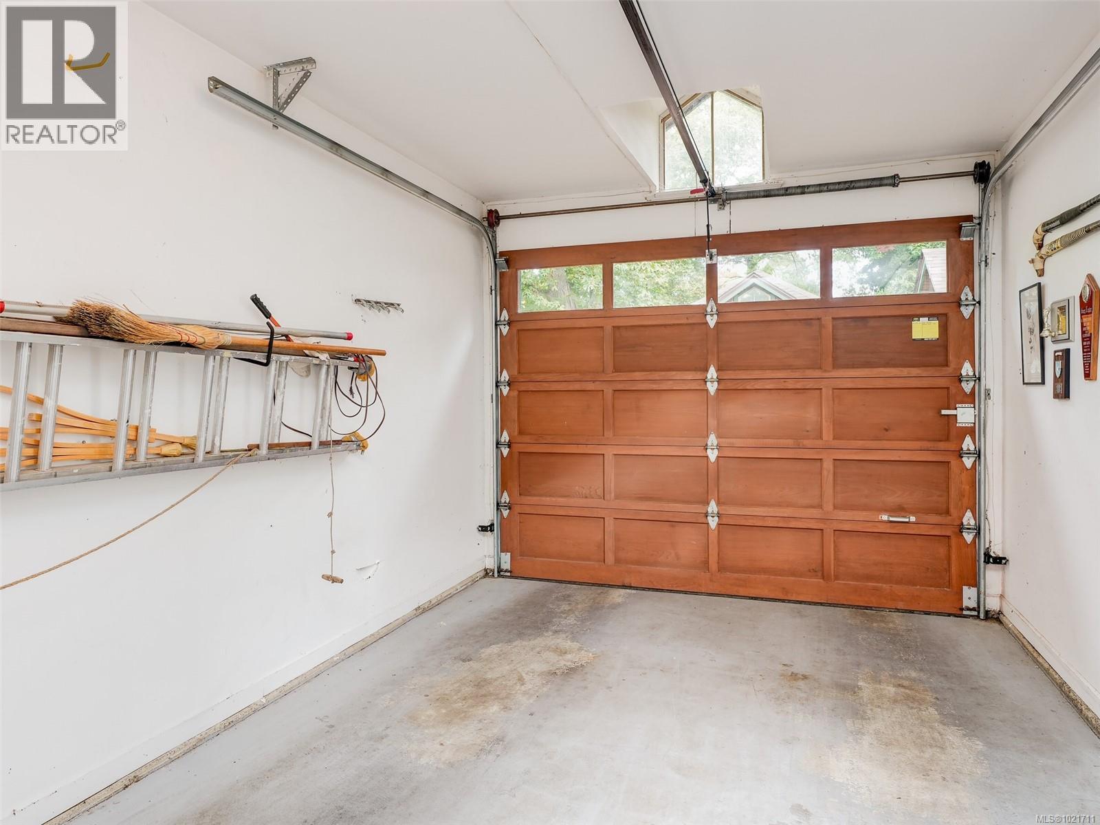 1 2573 Kilgary Pl, Saanich