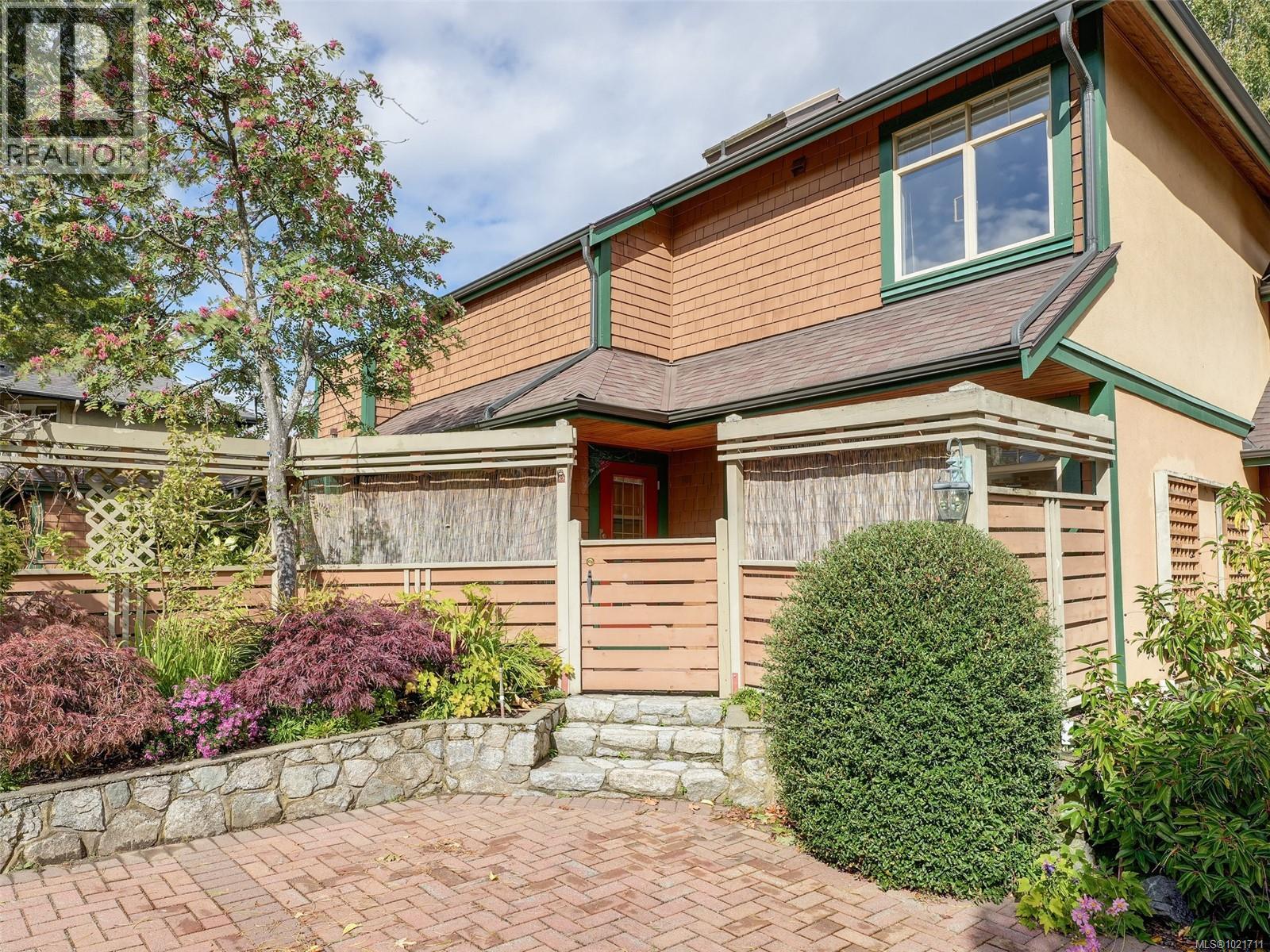 1 2573 Kilgary Pl, Saanich