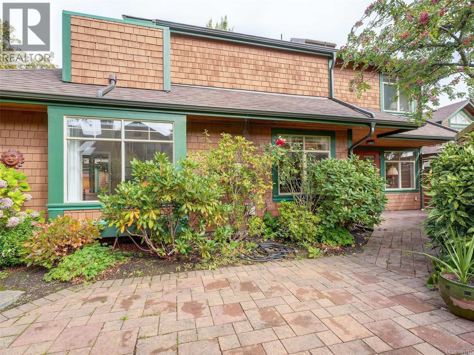 1 2573 Kilgary Pl, Saanich