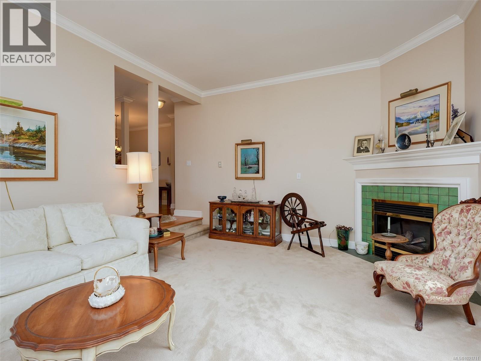 1 2573 Kilgary Pl, Saanich