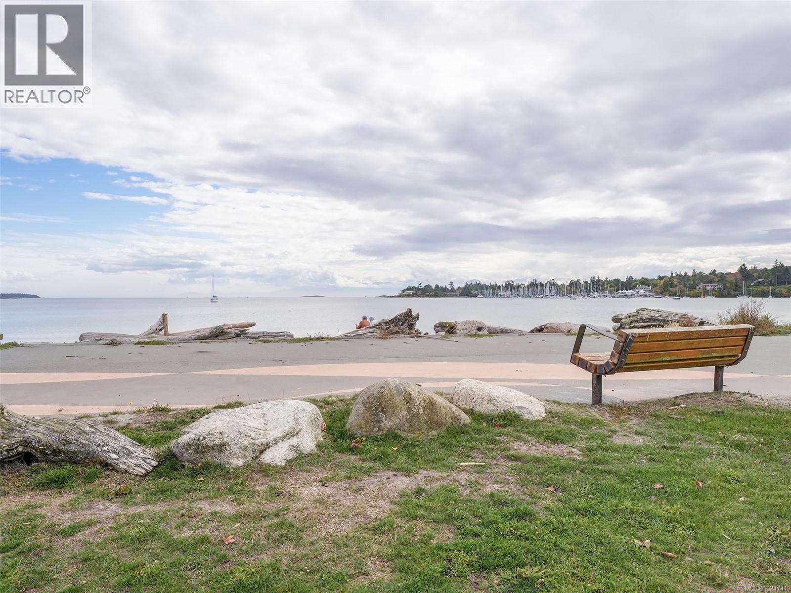 1 2573 Kilgary Pl, Saanich