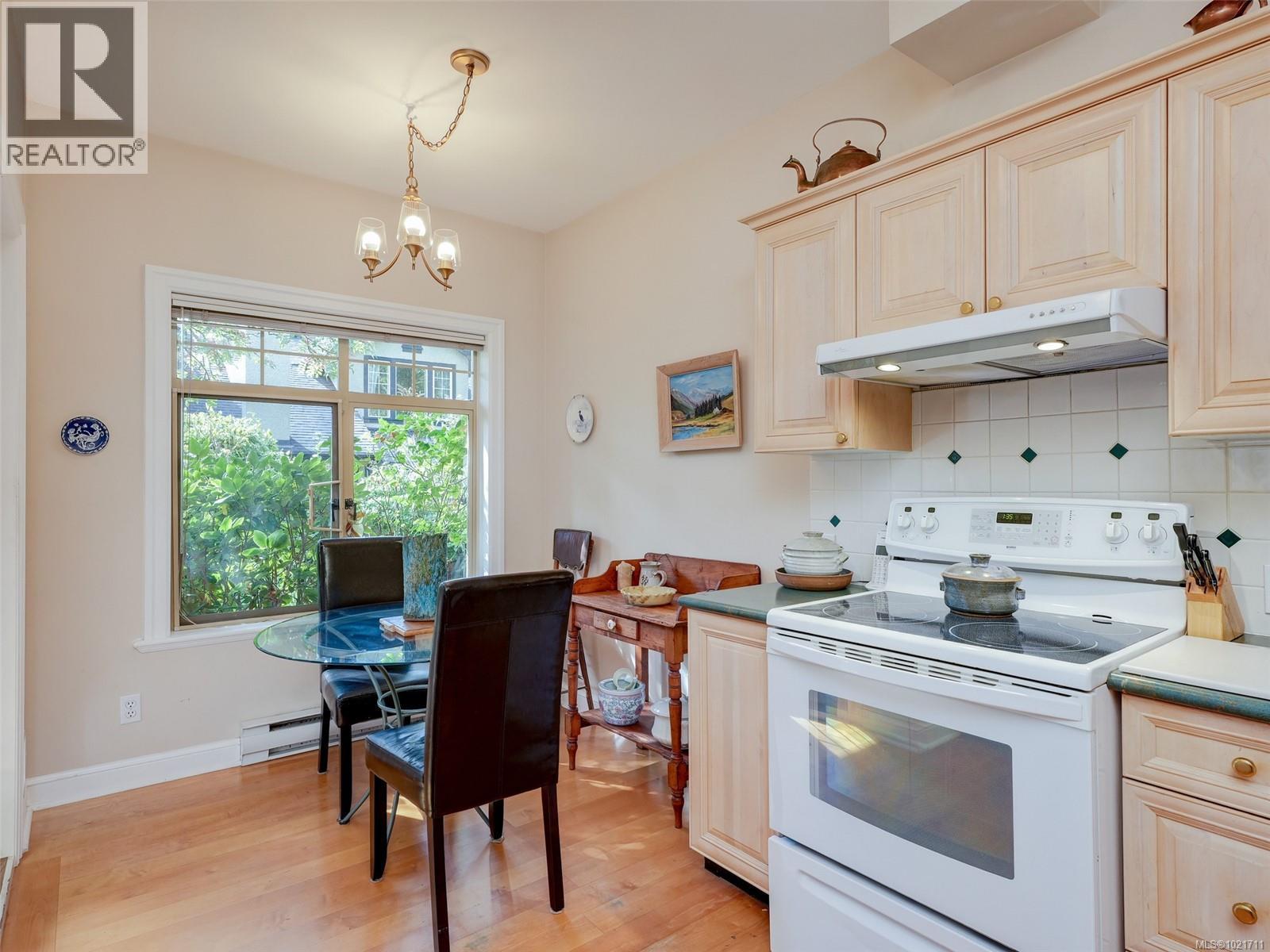 1 2573 Kilgary Pl, Saanich