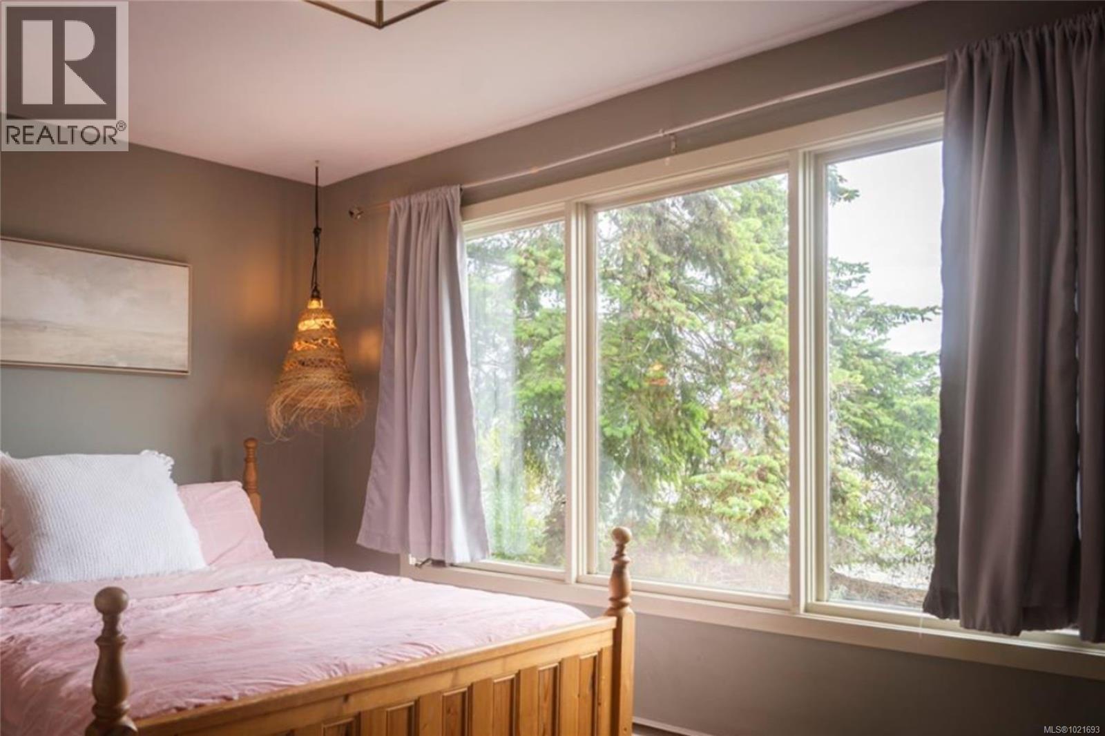 6641 Island Hwy W, Bowser