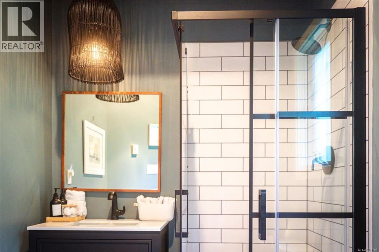 6641 Island Hwy W, Bowser