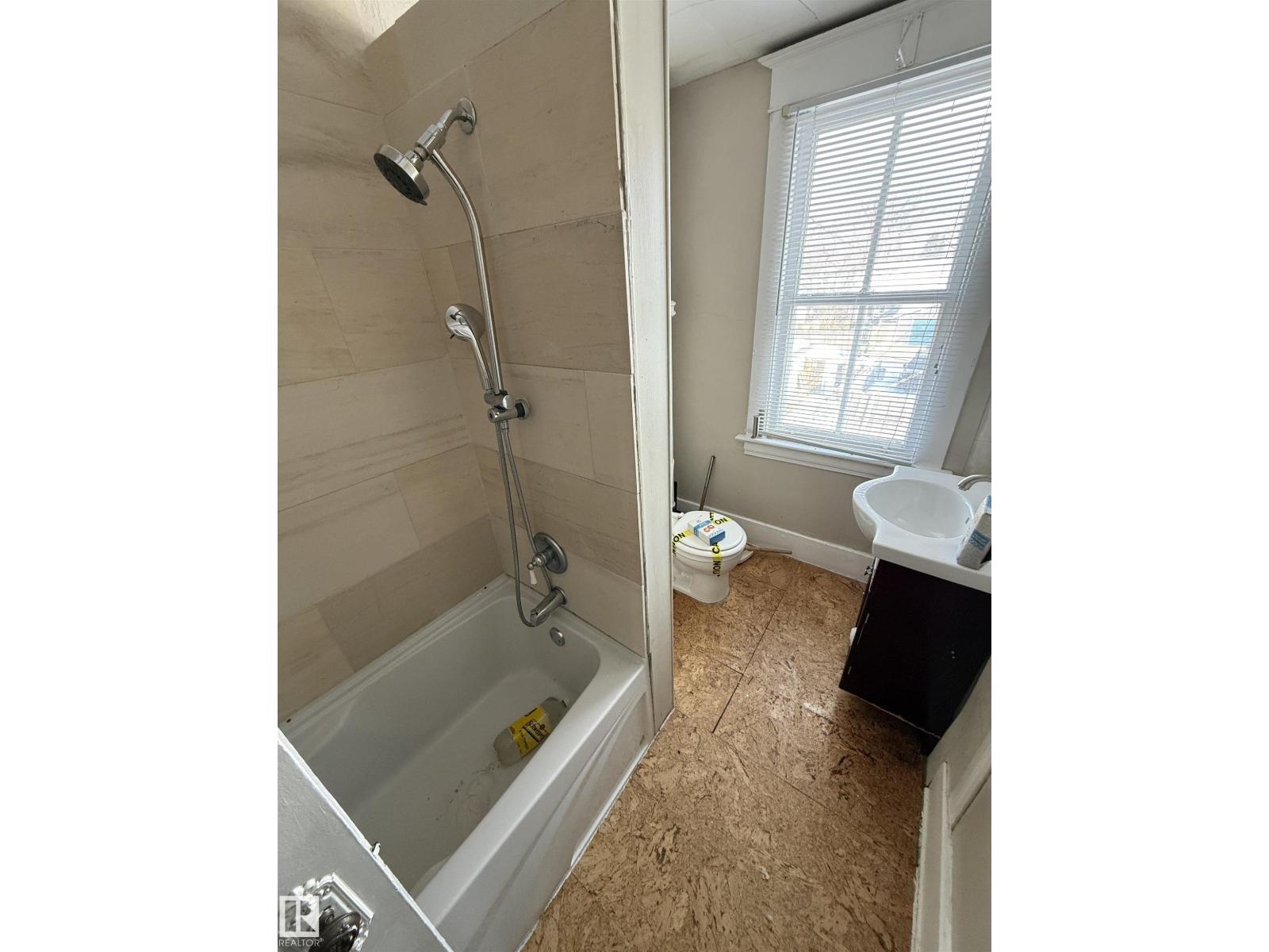 11121 127 ST NW, Edmonton