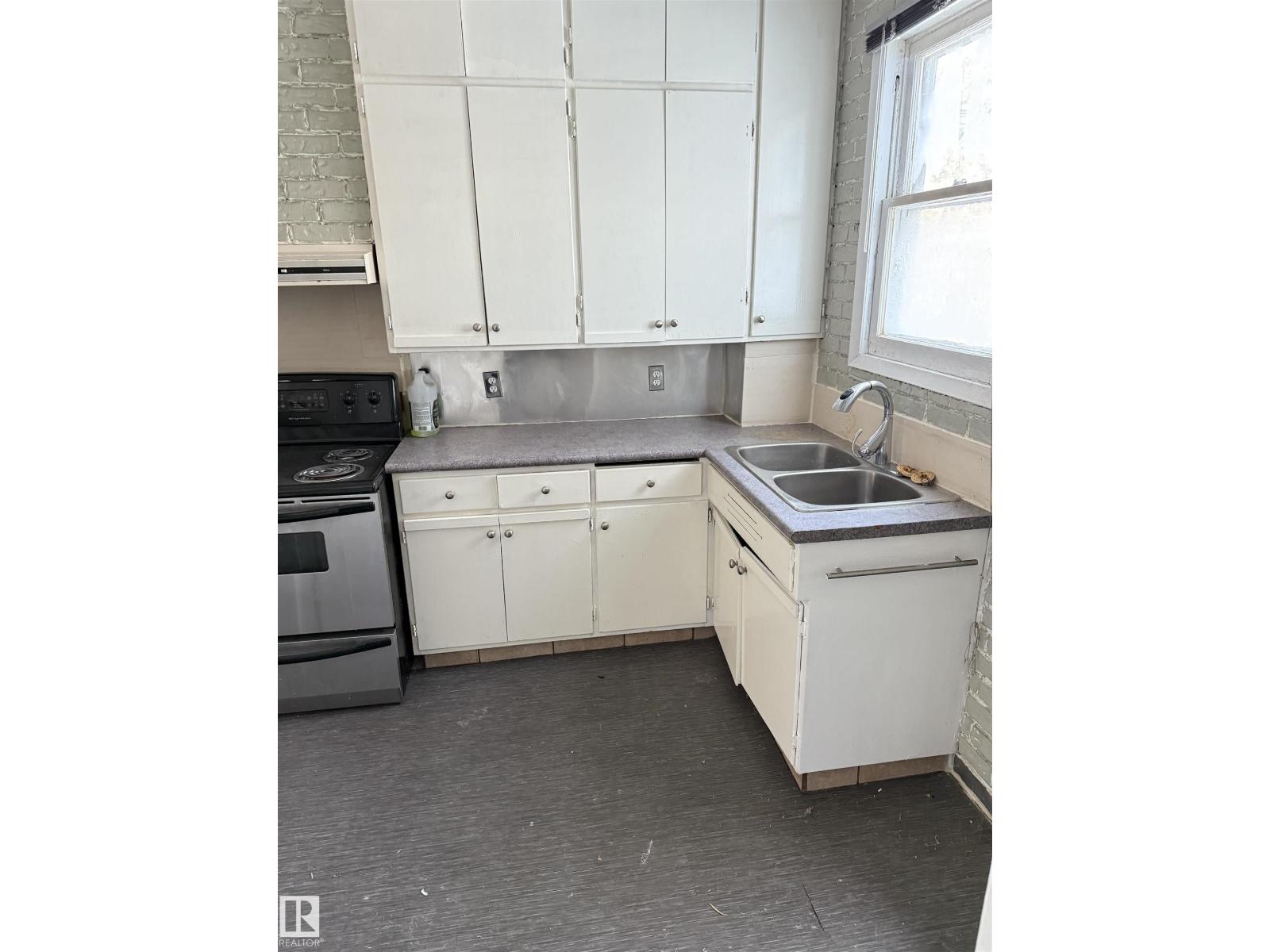 11121 127 ST NW, Edmonton