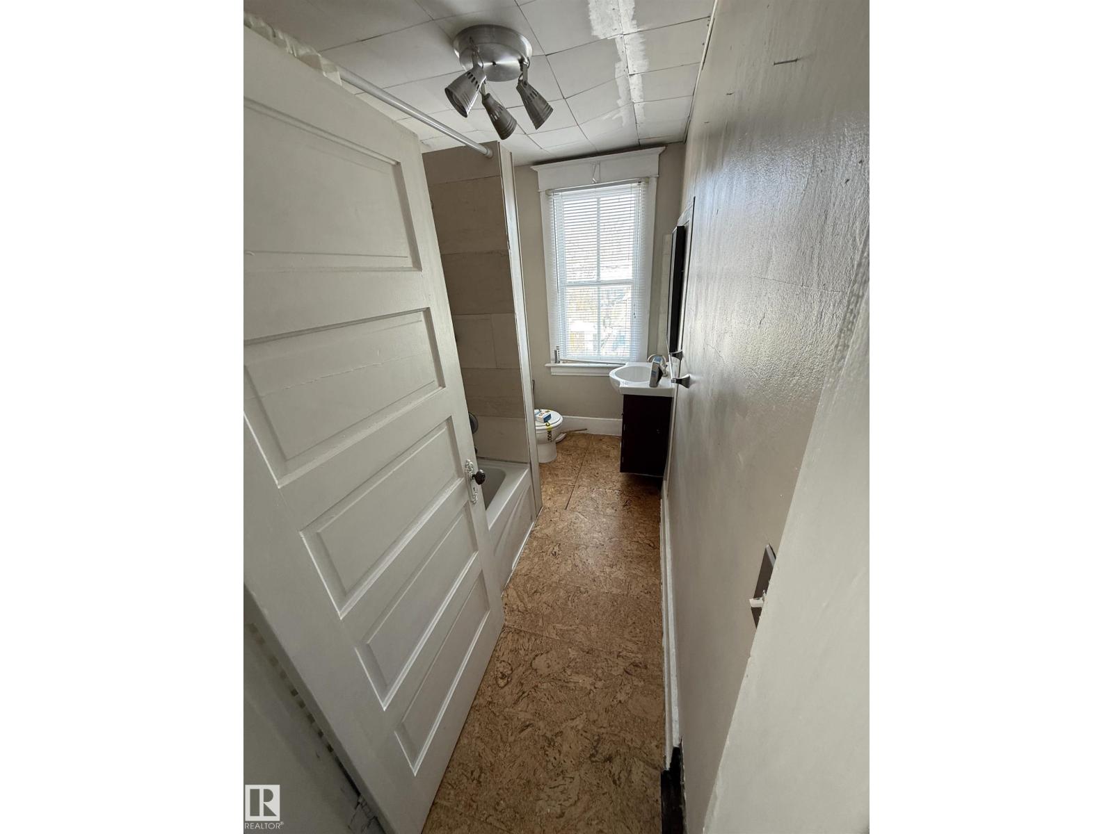 11121 127 ST NW, Edmonton