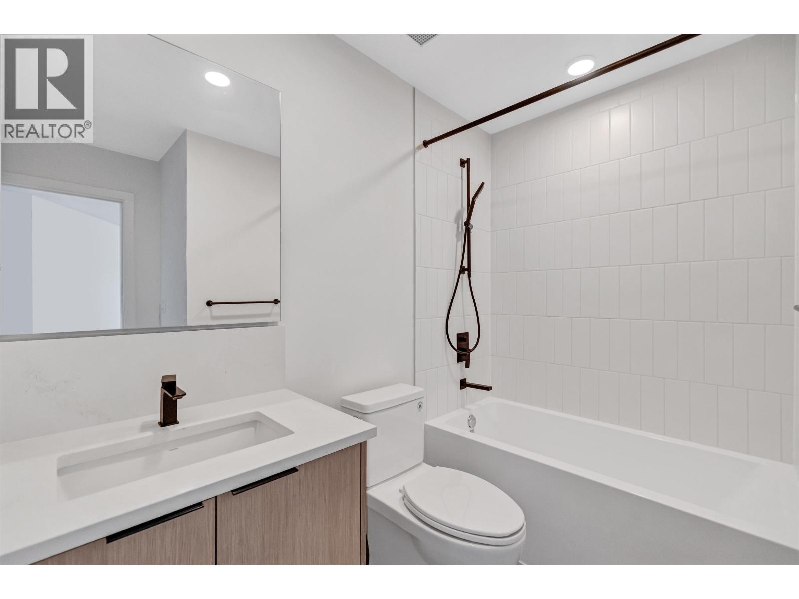 660 422 E 3RD STREET, North Vancouver