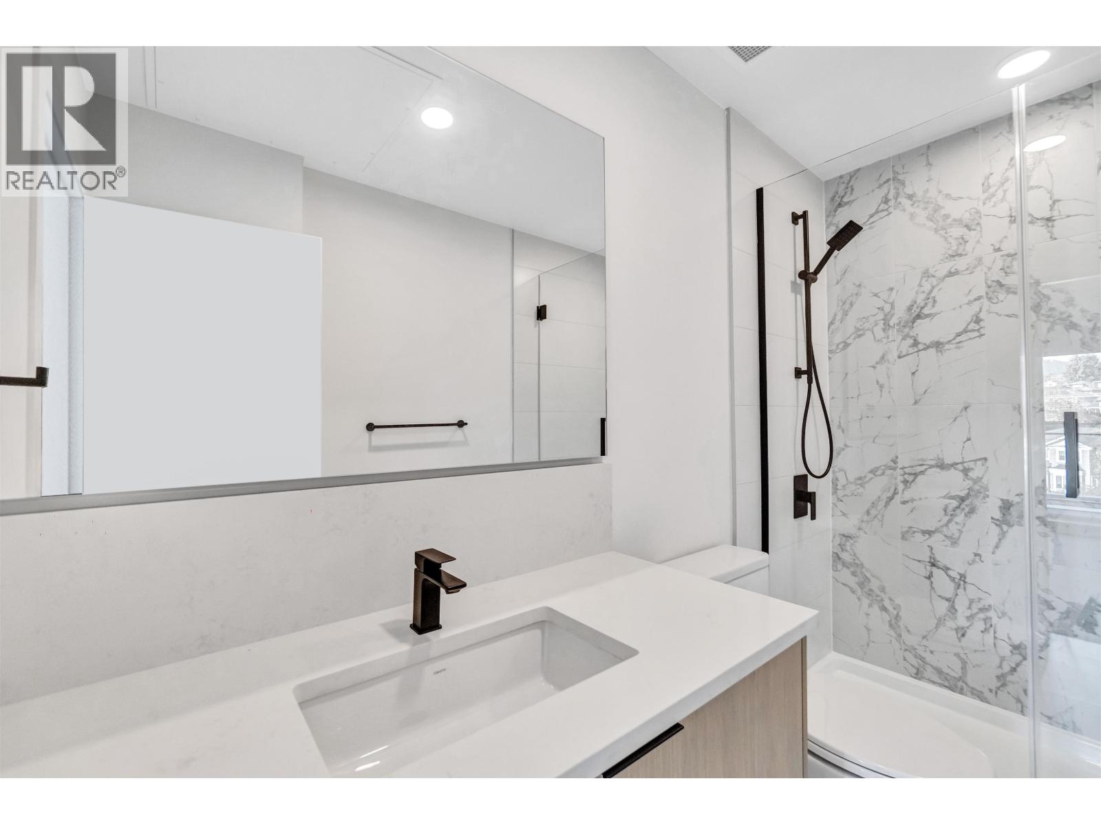 660 422 E 3RD STREET, North Vancouver