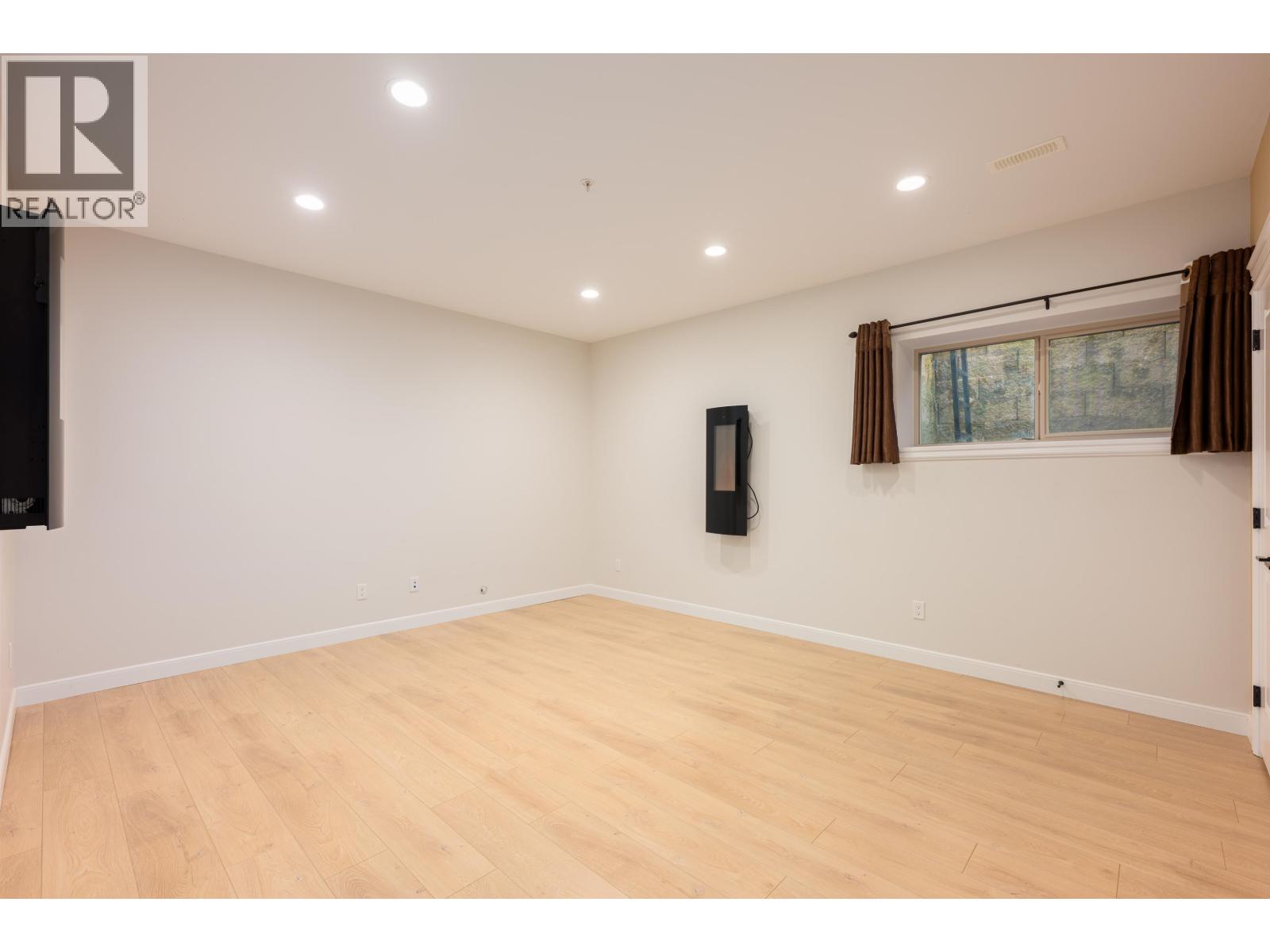 11000 CARMICHAEL STREET, Maple Ridge