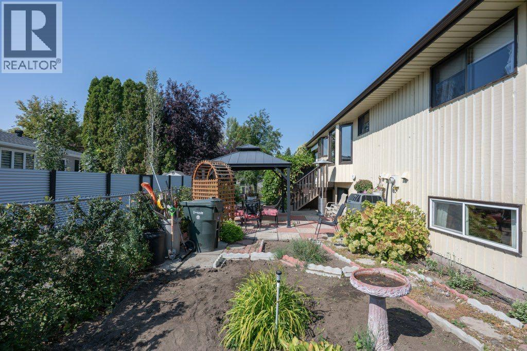 Single Family House Bi-level for Sale in  Iris Court SE Connaught Medicine Hat 