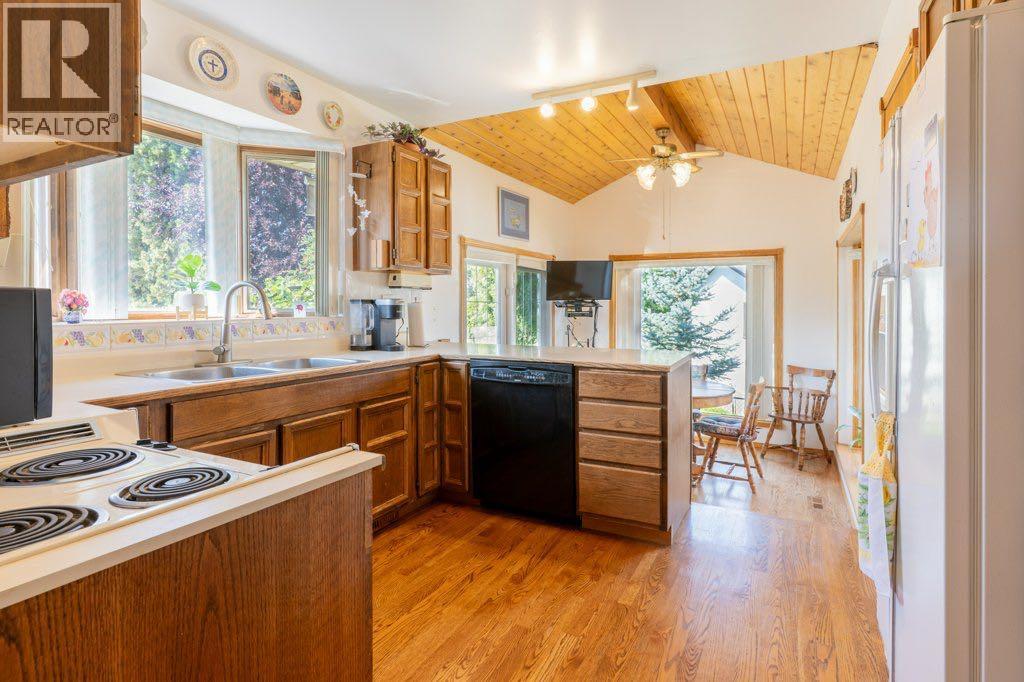 Single Family House Bi-level for Sale in  Iris Court SE Connaught Medicine Hat 