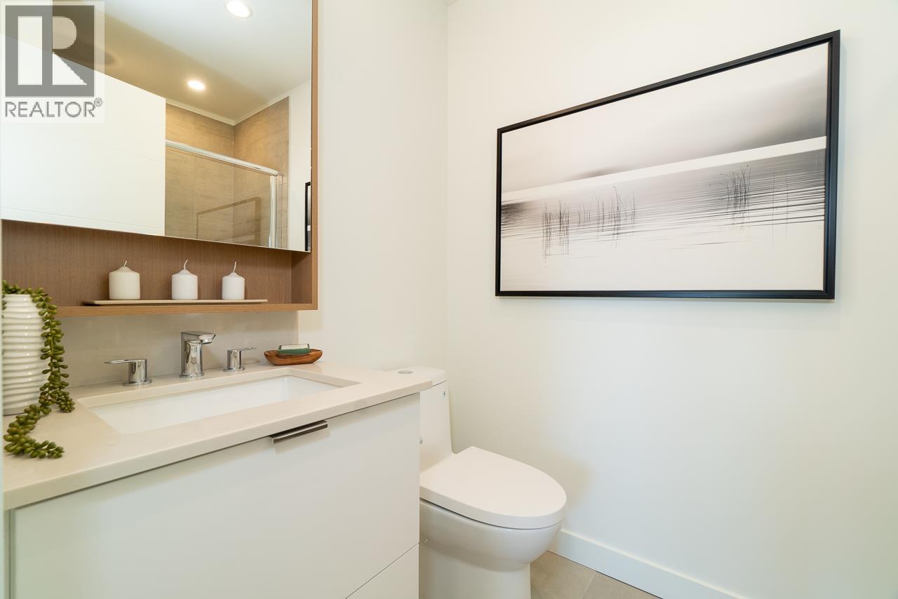 403 108 E 8TH STREET, North Vancouver