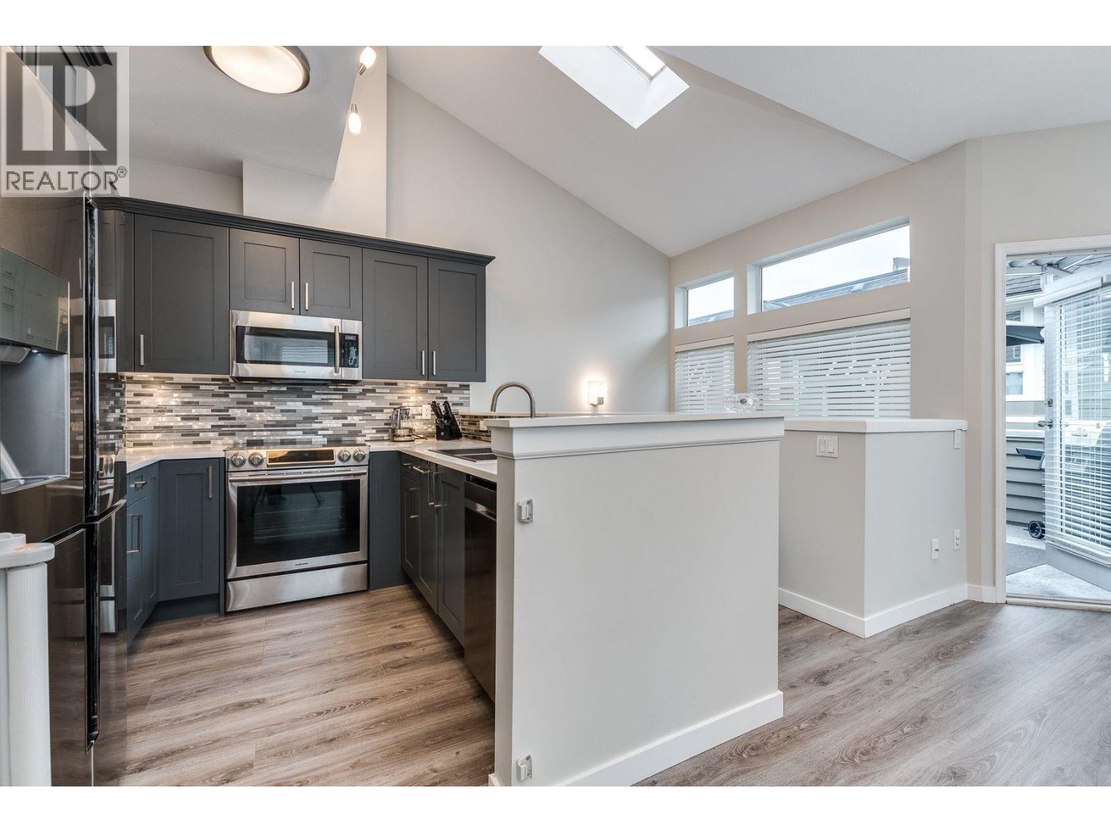 4 233 E 6TH STREET, North Vancouver