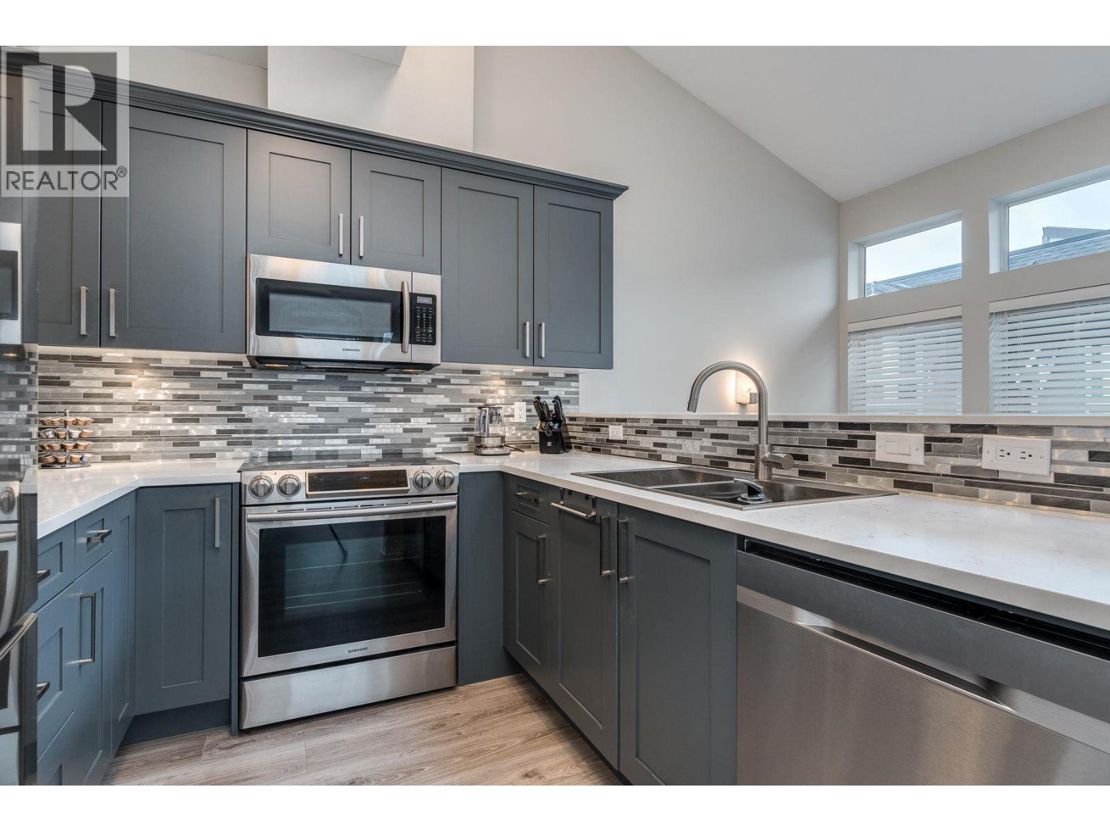 4 233 E 6TH STREET, North Vancouver