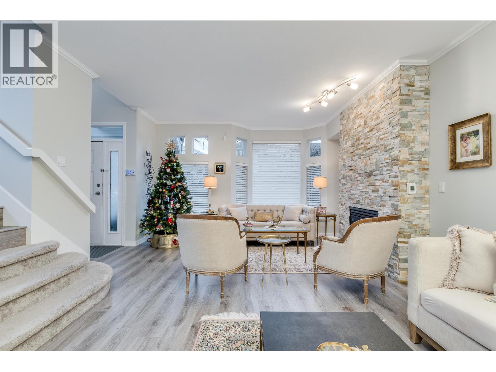 4 233 E 6TH STREET, North Vancouver