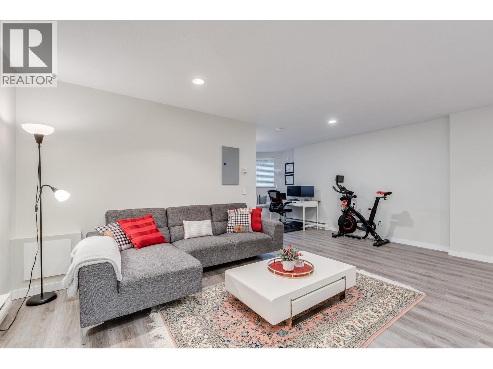 4 233 E 6TH STREET, North Vancouver