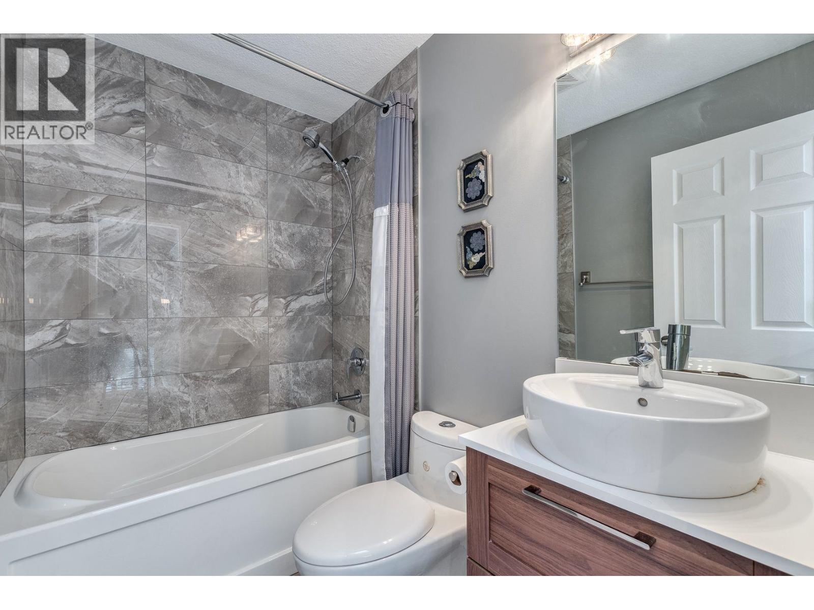 4 233 E 6TH STREET, North Vancouver