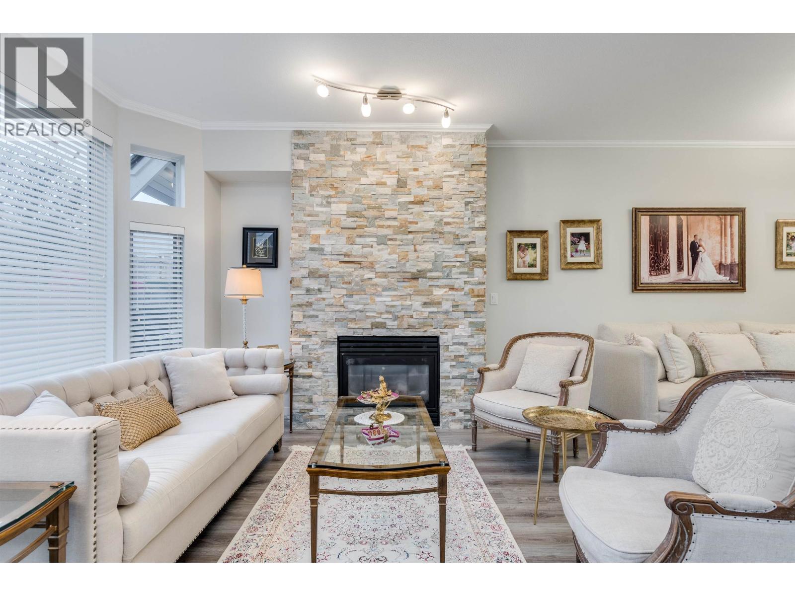 4 233 E 6TH STREET, North Vancouver