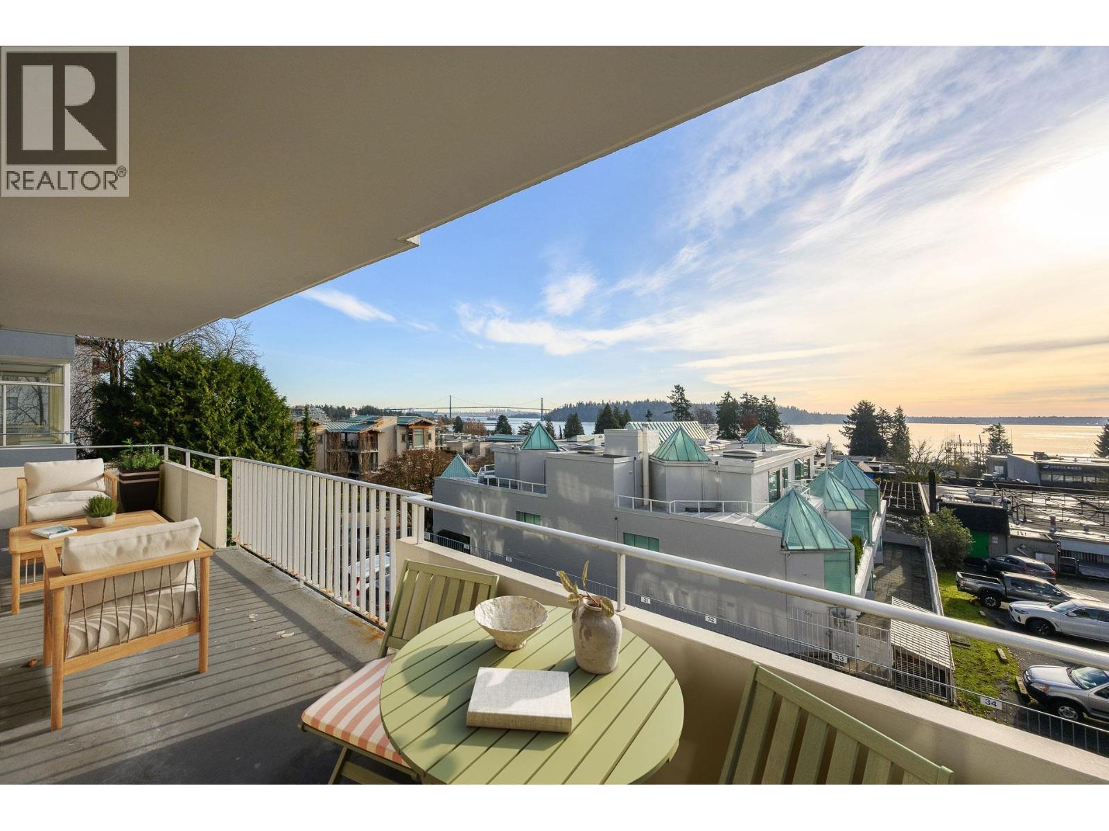 203 1730 DUCHESS AVENUE, West Vancouver