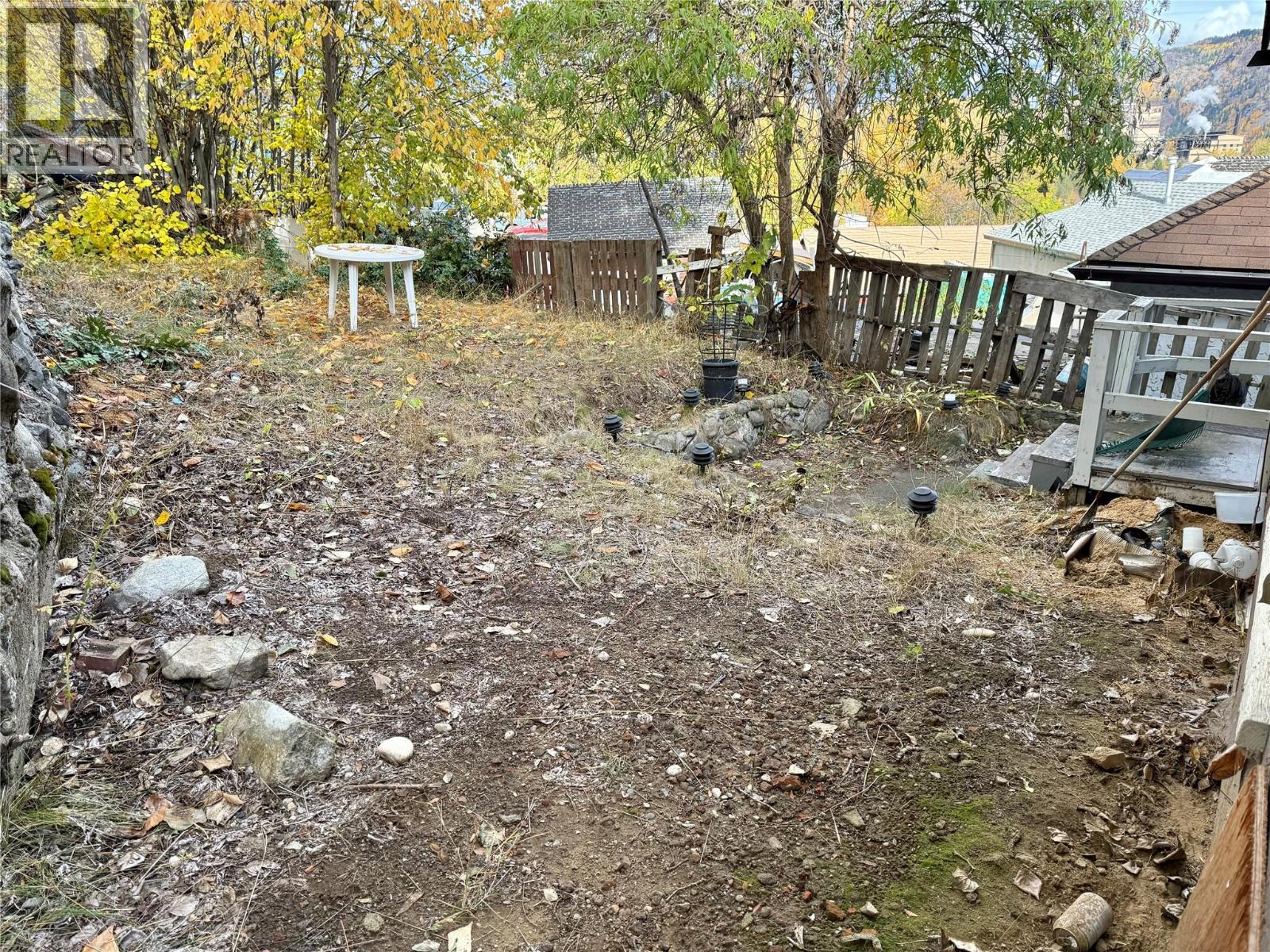 1442 Tamarac Avenue, Trail