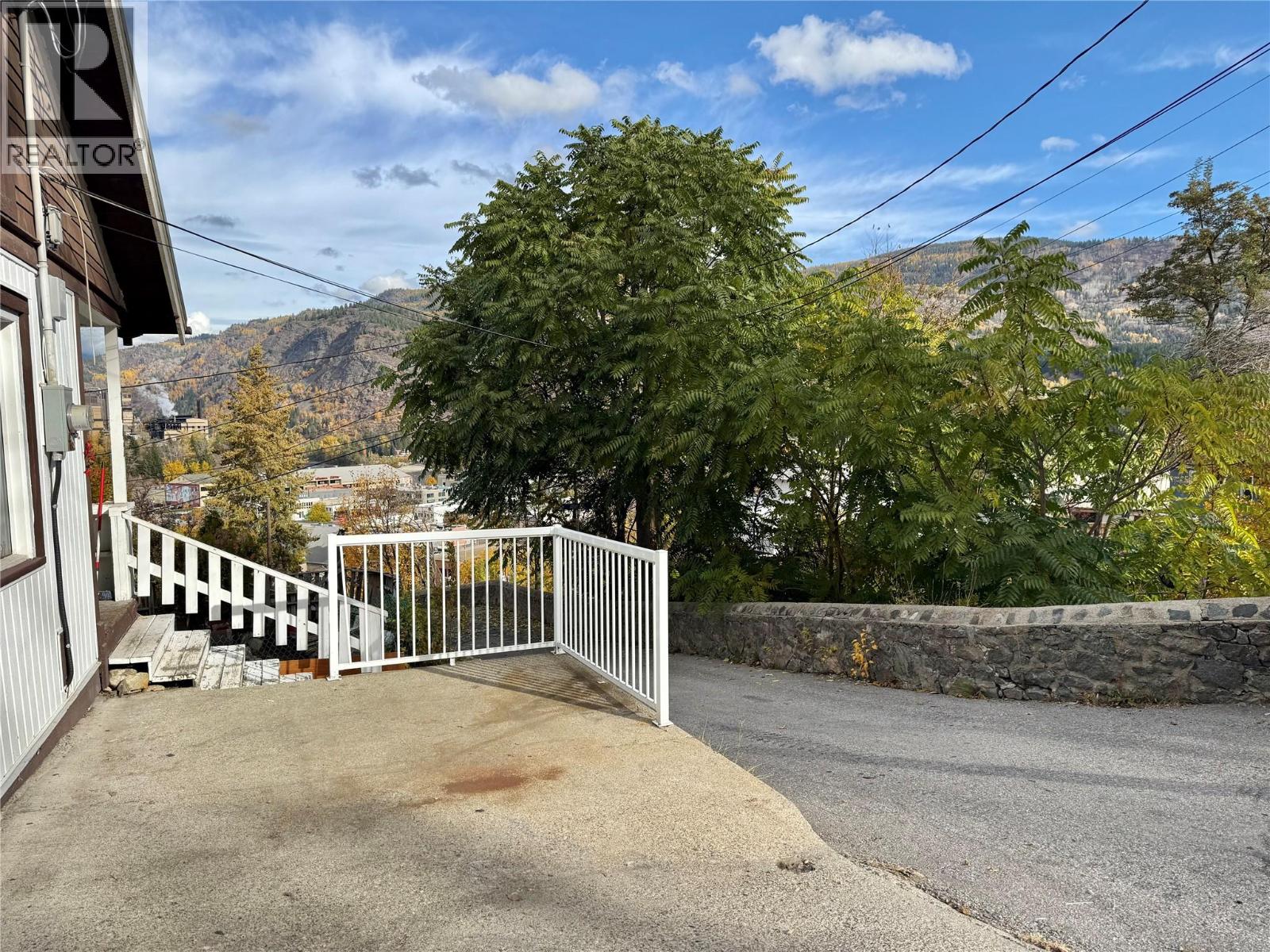 1442 Tamarac Avenue, Trail