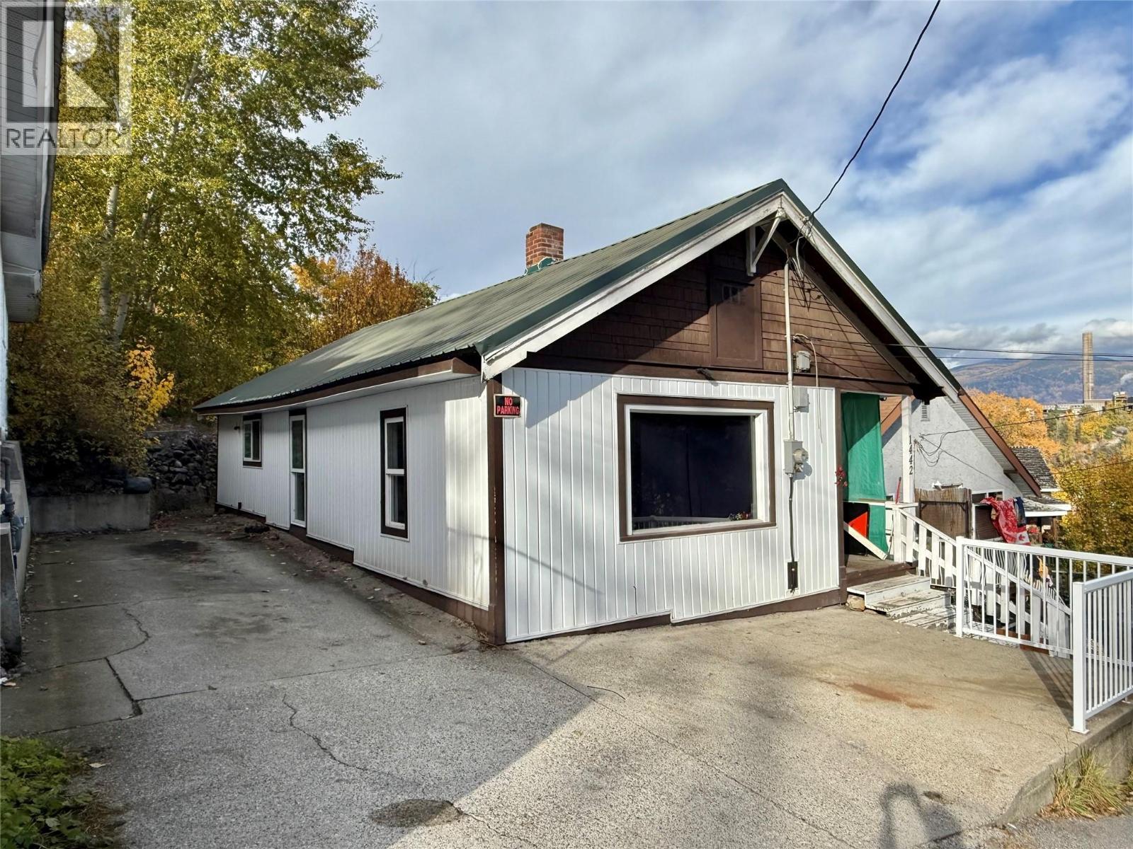 1442 Tamarac Avenue, Trail