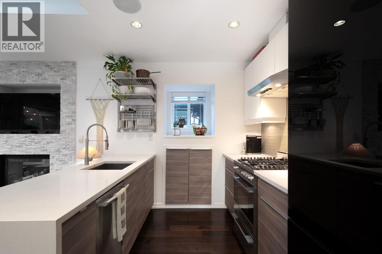 250 E 10TH STREET, North Vancouver