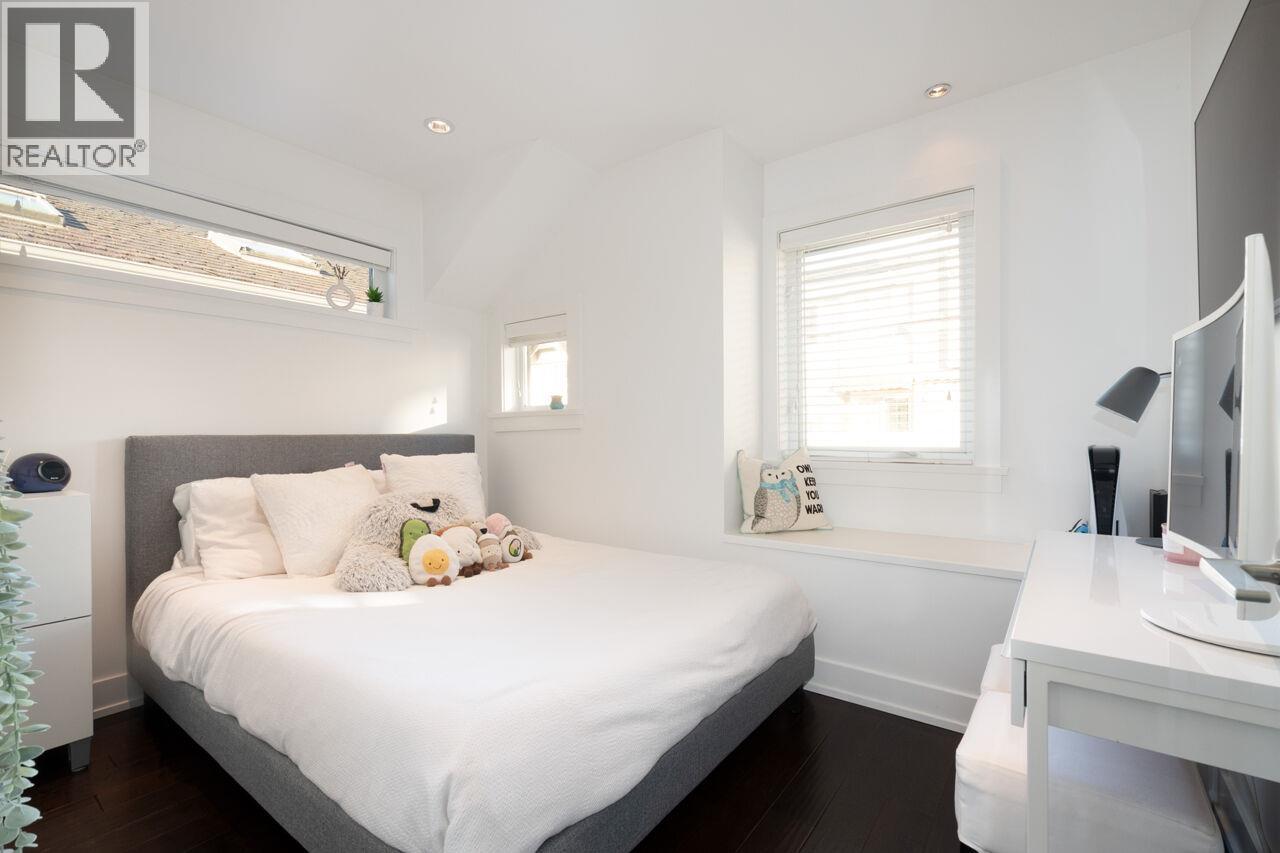 250 E 10TH STREET, North Vancouver