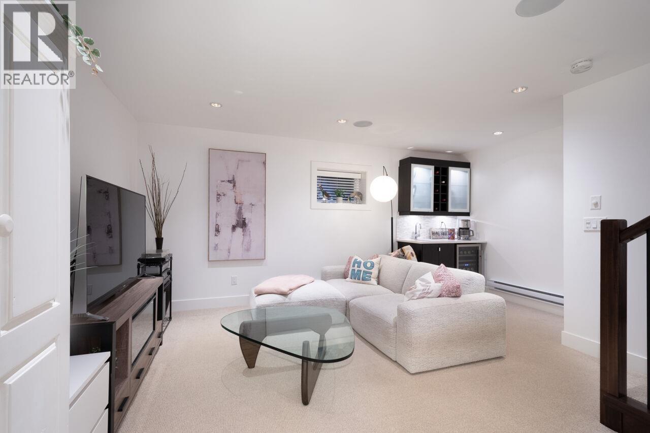 250 E 10TH STREET, North Vancouver