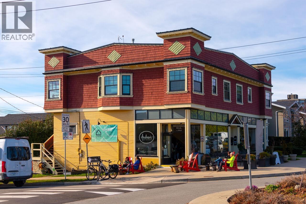 250 E 10TH STREET, North Vancouver