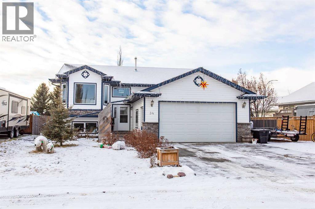 34 Iron Wolf Ridge - Photo 2 of 33, Lacombe, Alberta