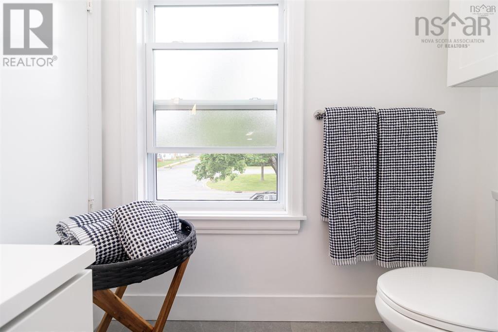 Property 22 of 28 of 2892 Connaught Avenue